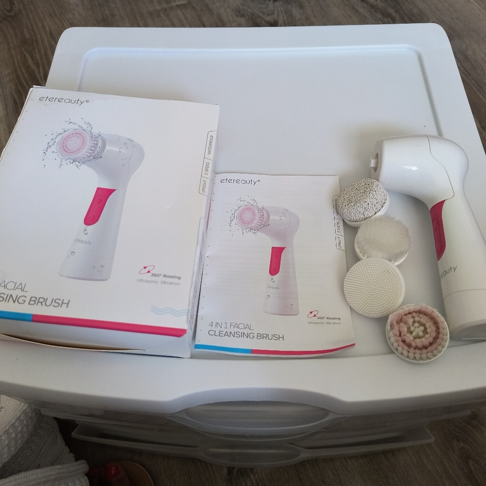 Facial Cleansing Brush